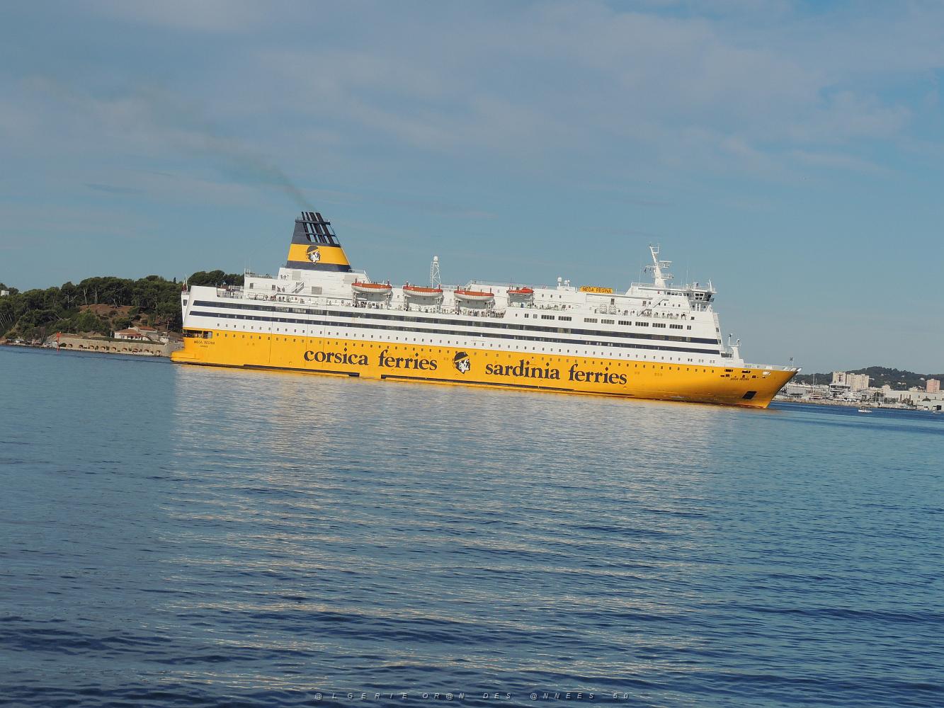 26 Le ferry qui entre dans la Rade.JPG -           